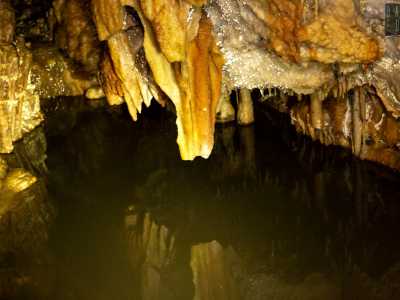 E finalmente raggiungiamo il fondo della cavit�, l� dove l'acqua ci riserva la pi� bella delle sorprese: un piccolo e inaspettato laghetto in cui si riflettono, vanitose, le formazioni calcitiche circostanti